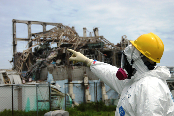 2011년 5월 후쿠시마 사고 현장을 살펴보는 국제원자력기구(IAEA) 실사팀. [로이터=연합뉴스]