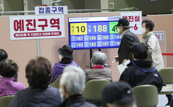 17일 오전 서울 동작구 사당종합체육관에 마련된 코로나19 접종센터에서 어르신들이 앉아 있다가 번호 순번에 따라 화이자 백신 접종 예진실로 들어가고 있다. 뉴스1