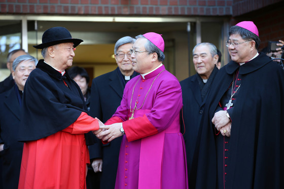 정진석 추기경(왼쪽)이 염수정 추기경(가운데) 서임 축하행사에서 인사말을 건네고 있다. [중앙포토]