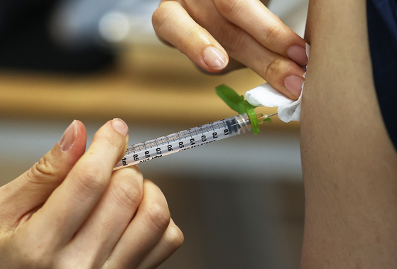 30일 국립중앙의료원 코로나19 중앙접종센터에서 의료진이 백신 접종을 하고 있다.   연합뉴스
