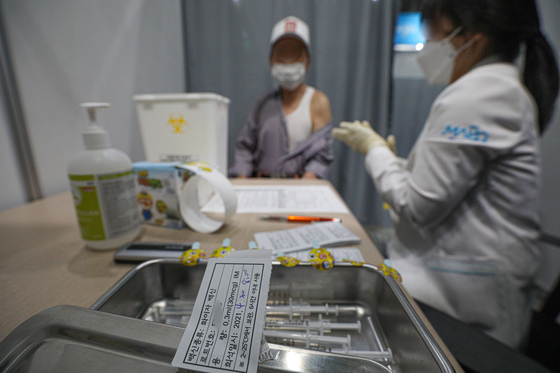 30일 오전 서울 마포구 예방접종센터에서 어르신들이 화이자 백신을 맞고 있다. 뉴스1