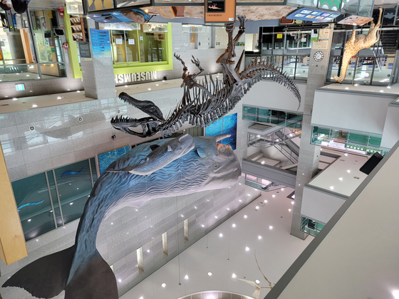 서울 서대문자연사박물관 1층 홀에 전시된 공룡뼈와 고래 모형. [사진 과천과학관]