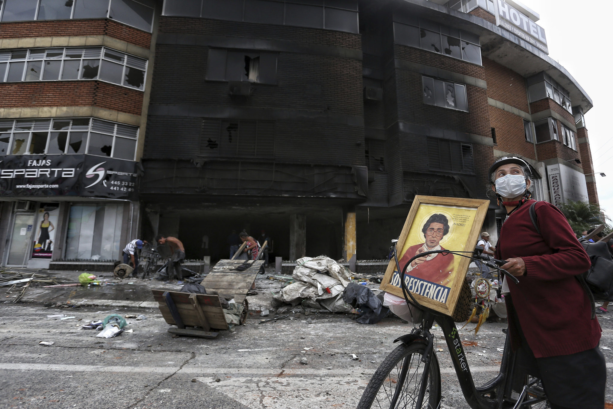 콜롬비아 제3의 도시 칼리의 라 루나 호텔이 지난 3일 밤 반정부 시위 때 약탈당하고 불에 타 검게 그을렸다. AP=연합뉴스