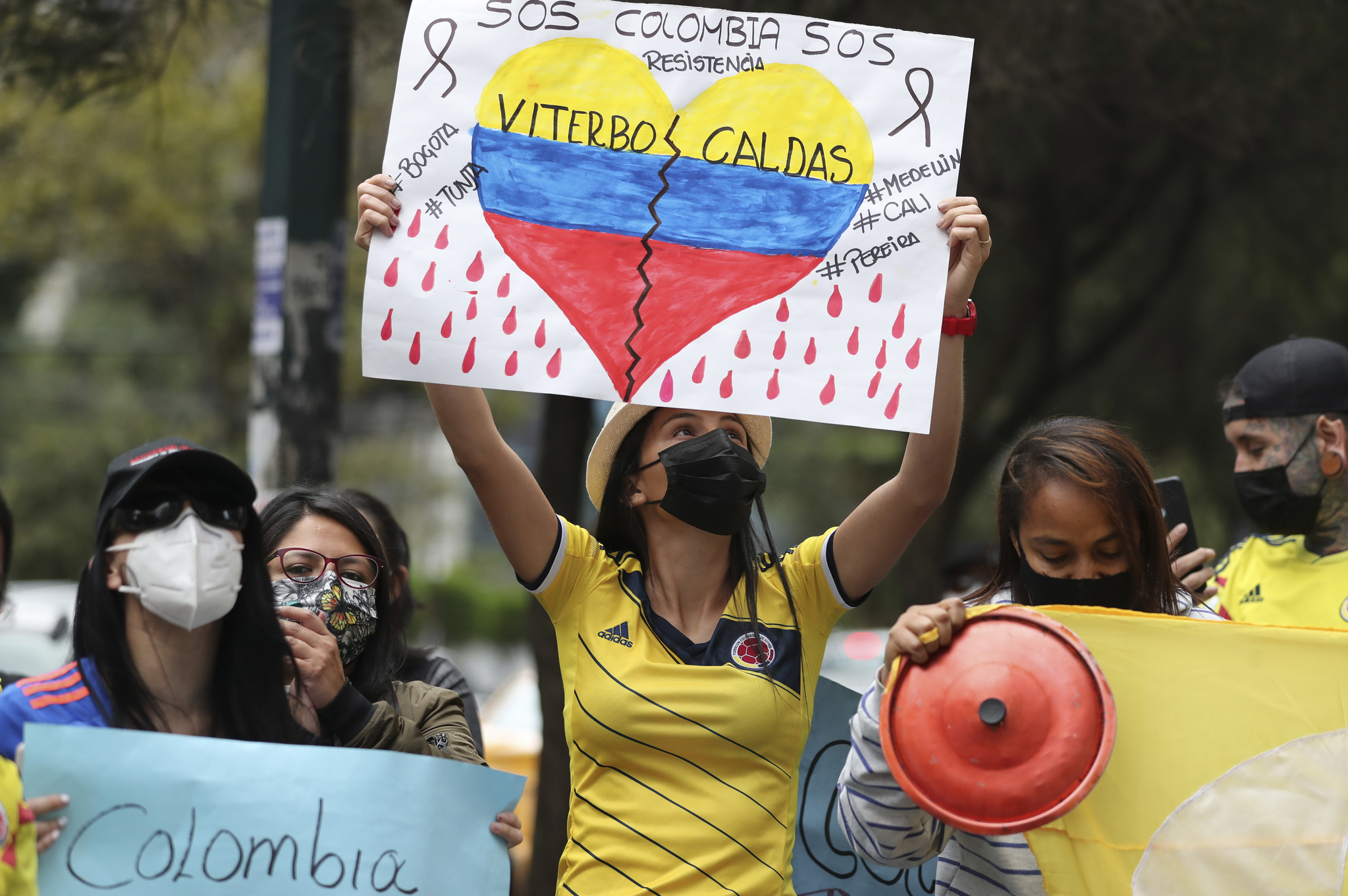 해외에서도 콜롬비아 국민을 위한 집회가 이어지고 있다. 에쿠아도르 시민이 퀴토의 콜롬비아 대사관 밖에서 콜롬비아의 반 정부 시위를 지지하는 집회를 열고 있다. AP=연합뉴스