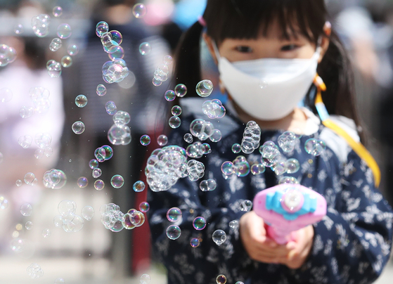 어린이날인 5일 서울 광진구 어린이대공원에서 어린이들이 비누방울을 만들며 즐거운 시간을 보내고 있다. 뉴스1