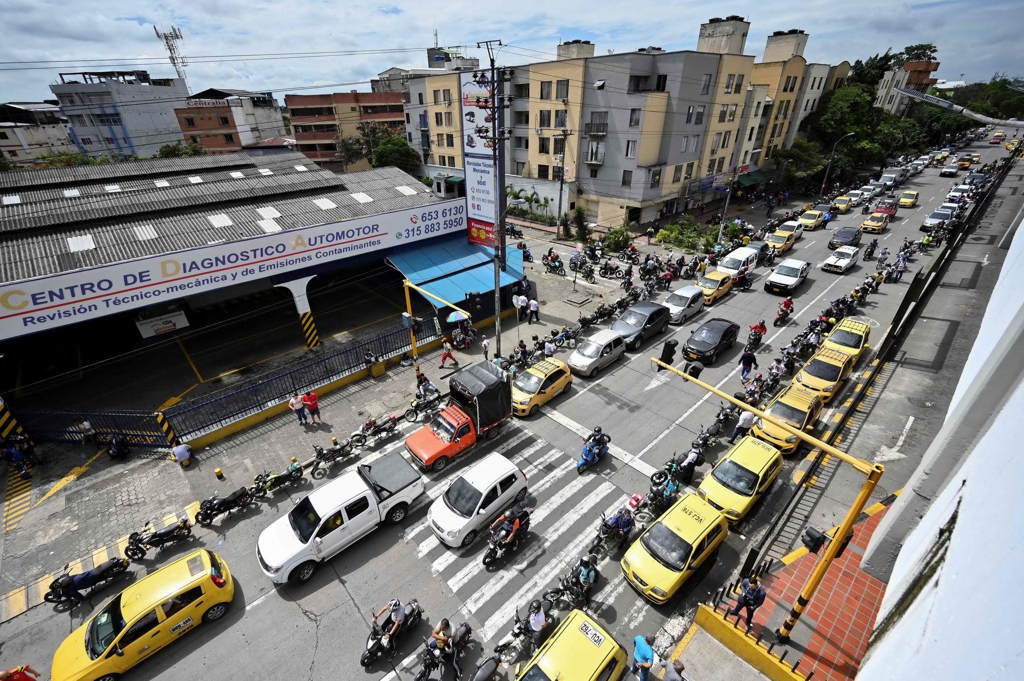 칼리의 시민들이 4일 자동차 기름을 넣기 위해 길게 줄 서 있다. 시위가 며칠째 계속되면서 콜롬비아에서는 휘발유 공급이 부족해졌다. AFP=연합뉴스
