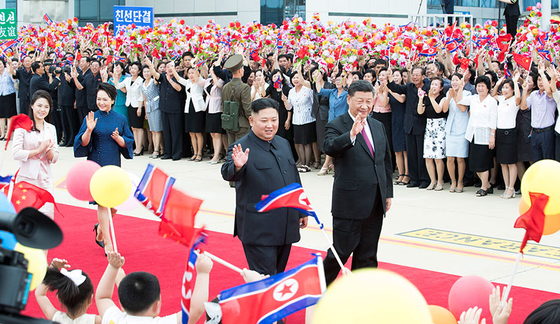 북·중 관계는 모든 국제관계가 그렇듯이 국가이익에 기반을 둔다. 사진은 2019년 방북 시 북한 주민으로부터 열렬한 환대를 받는 시진핑 중국 국가주석 내외 모습. [사진 인민망]