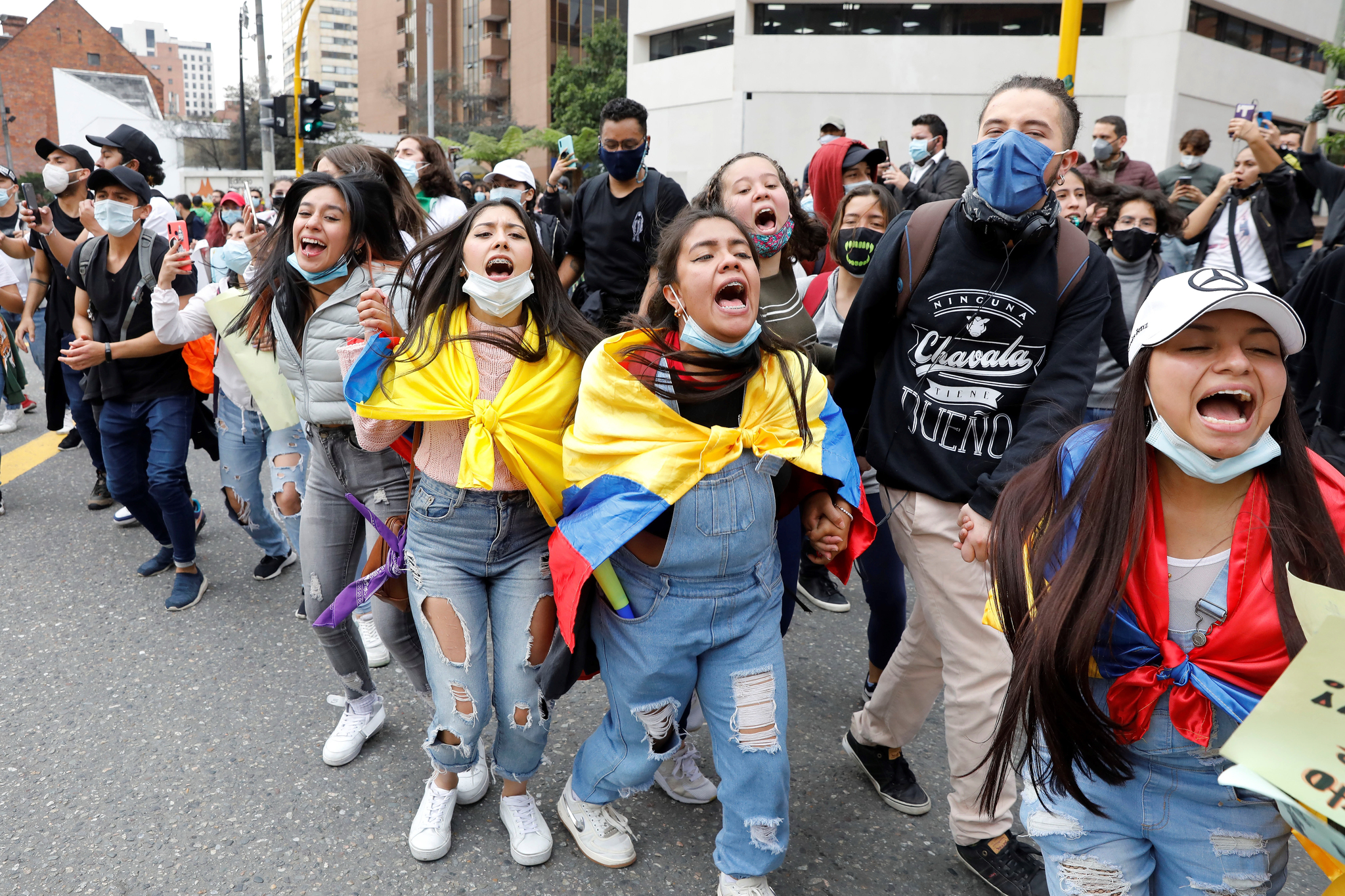 콜롬비아 보고타 대학생들이 4일 거리에서 반정부 시위에 참가하고 있다. 경찰의 무리한 진압으로 최소 19명이 숨지고 800명 이상이 부상한 가운데 콜롬비아에서는 긴장이 고조되고 있다. 국제사회는 사태해결을 위한 대화를 요구하고 있다. EPA=연합뉴스