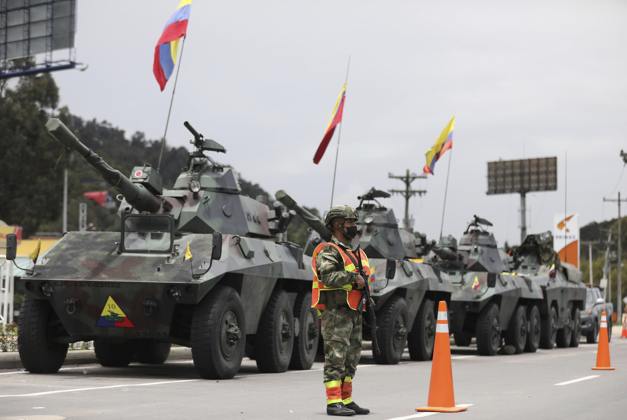 콜롬비아군 장갑차가 4일(현지시간) 수도 보고타 외곽의 도로 톨게이트를 경계하고 있다. 반정부 시위대가 수도로 진입하기 위해 톨게이트를 파괴하는 것을 막기 위한 조치다. AP=연합뉴스