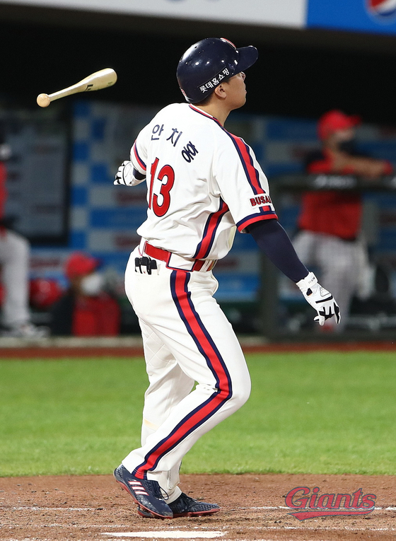 안치홍이 6일 사직 KIA전에 홈런을 때려내고 있다. 