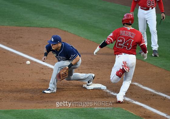 ANAHEIM, CA - MAY 05: Tampa Bay Rays first baseman Yoshi Tsutsugo (25) digs out a throw in the dirt in time for the out at first base on Los Angeles Angels catcher Kurt Suzuki (24) during a game played on May 5, 2021 at Angel Stadium in Anaheim, CA. (Photo by John Cordes/Icon Sportswire via Getty Images)