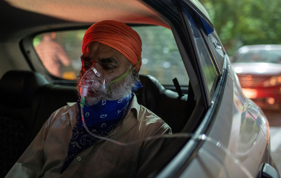 지난 4월 24일 인도에서 한 남성이 산소호흡기에 의존해 숨쉬고 있다. [로이터=연합뉴스]