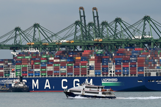 인도에서 코로나 확진자가 다수 발생하면서 세계 해운물류업계가 충격을 받고 있다. 사진은 지난 4월 6일 싱가포르 항구에 정박한 선박 [AFP=연합뉴스]