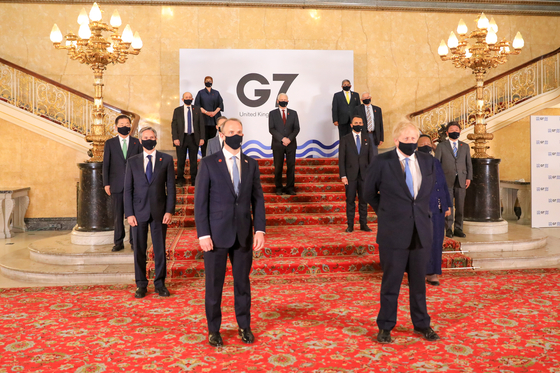 지난 4~5일(현지시간) 런던서 열린 주요 7개국(G7) 외교·개발장관회의에 참석한 7개 회원국과 4개 초청국 장관 단체사진 [외교부 제공]