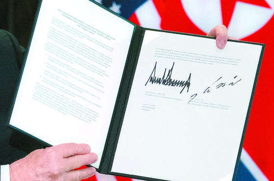 2018년 6월 12일 도널드 트럼프 당시 미국 대통령이 김정은 북한 국무위원장이 싱가포르 북‧미 정상회담에서 서명한 합의문 [AFP=연합뉴스]