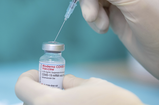 독일 비엘펠트의 한 접종 센터에서 의료진이 모더나 백신을 주사기로 추출하고 있다. AP=연합뉴스