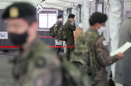 서울역 임시선별진료소에서 휴가를 마치고 복귀를 앞둔 군 장병들이 검사를 받고 있다. 뉴스1