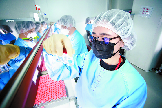 Sk바이오사이언스 직원들이 안동L하우스에서 생산되는 코로나19 백신을 검수하고 있다. [사진 SK바이오사이언스]