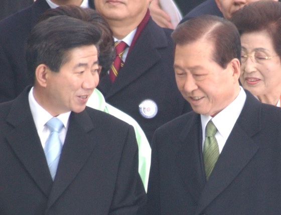2003.2.25 노무현 대통령이 국회에서 취임식을 마치고 김대중 전대통령을 배웅하기 위해 함께 연단을 내려오고 있다. 국회사진기자단