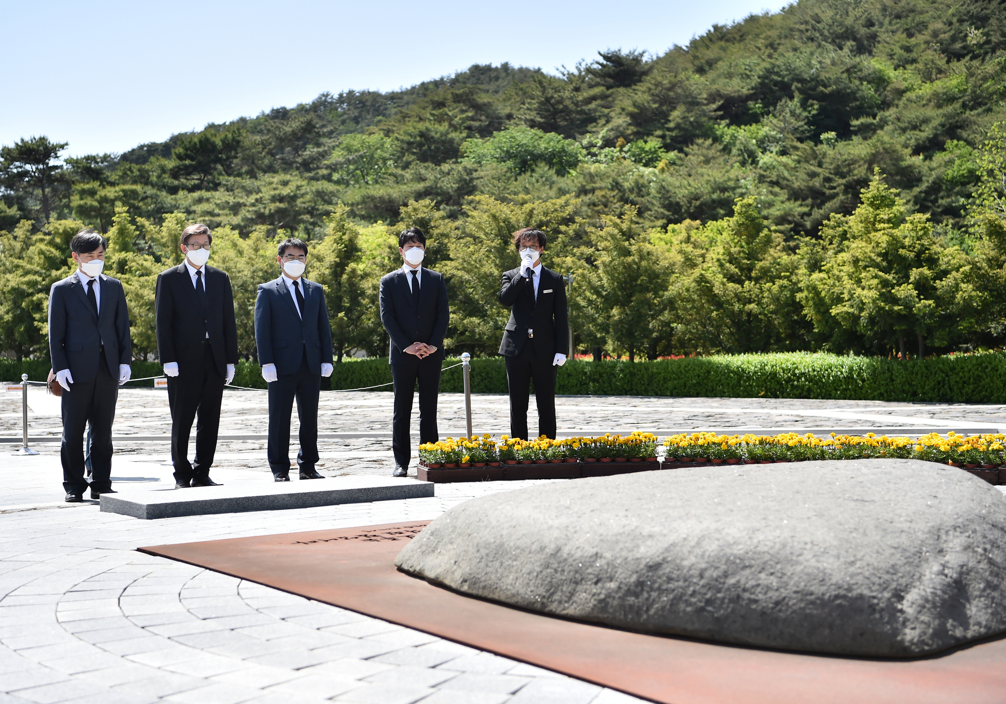 박형준 부산시장(왼쪽 두번째)이 9일 오후 경남 김해 봉하마을을 방문해 노무현 전 대통령 묘역을 참배하고 있다. 사진 부산시