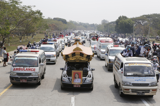 지난 2월 21일 미얀마 수도 네피도에서 엄수된 한 마 먀 트웨 트위 킨(19)의 장례식.[AP통신=연합뉴스]