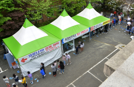 대전의 한 보건소에 설치된 코로나19 선별검사소를 찾은 시민들이 검사를 받기 위해 차례를 기다리고 있다. 프리랜서 김성태