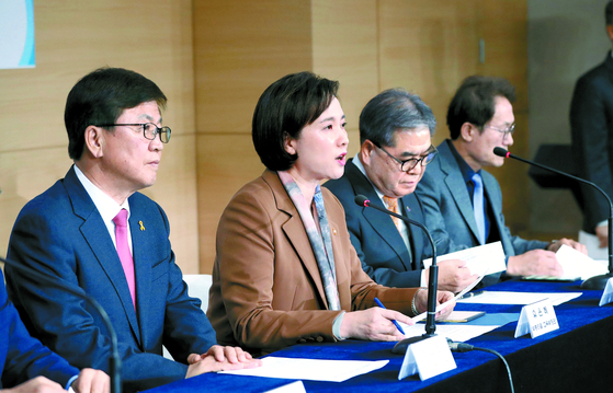 같은 해 11월 유은혜 사회부총리(왼쪽 둘째)는 자사고·외고·국제고를 2025년에 일반고로 일괄 전환한다고 발표했다. [중앙포토]