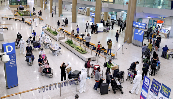 인도 교민들이 지난 4일 오전 인천국제공항을 통해 귀국하고 있다. 김상선 기자