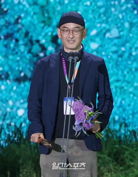 이준익 감독이 13일 오후 경기 고양시 일산 킨텍스에서 열린 '제57회 백상예술대상' 시상식에서 영화부문 대상을 수상하고 있다. TV·영화·연극을 아우르는 국내 유일무이 종합예술시상식인 '57회 백상예술대상'은 지난해에 이어 코로나19 상황을 감안해 무관중으로 진행됐다. 고양=특별취재반 /2021.05.13/