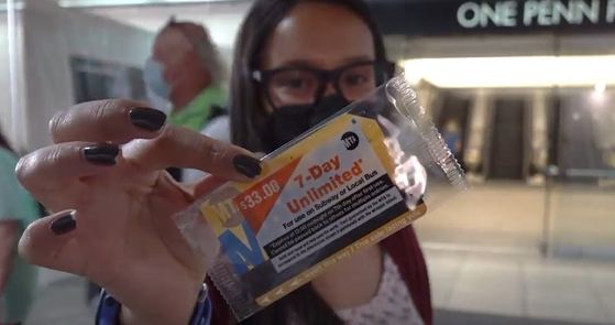 18일(현지시간) 멕시코에서 비행기를 타고 오자마자 뉴욕 펜스테이션에서 코로나19 백신을 접종한 콜롬비아인 폴라 자르가 접종 후 선물로 받은 지하철 1주일 탑승권을 들어보이고 있다. [이광조 기자] 