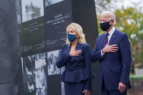 바이든 미국 대통령이 2020년 11월 당선 직후 필라델피아 한국전쟁 기념비를 찾아 질 바이든 여사와 함께 헌화하고 있다. [연합뉴스]