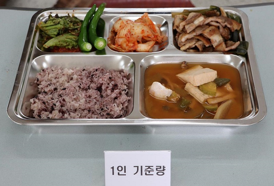 26일 육군 51사단 현장점검에 나선 의원들에게 제공된 급식 사진. 연합뉴스