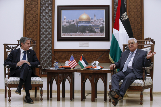 25일(현지시간) 토니 블링컨 미국 국무부 장관(왼쪽)과 마무드 아바스 팔레스타인 자치정부 수반이 만났다. [AP=연합뉴스]