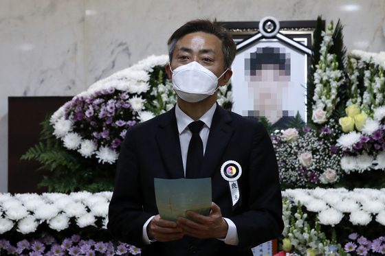 지난 5일 오전 서울 서초구 서울성모병원에서 한강 실종 대학생 고(故) 손정민군의 발인을 앞두고 아버지 손현씨가 아들에게 보내는 편지를 낭독하고 있다. 뉴스1