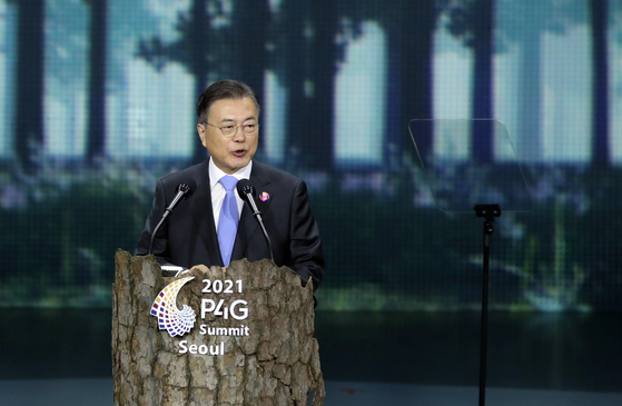 문재인 대통령이 30일 오후 서울 동대문디자인플라자(DDP)에서 열린 '2021 P4G 서울 녹색미래 정상회의' 개회식에서 연설하고 있다. 연합뉴스