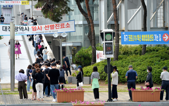 1일 대전 한밭운동장에 설치된 코로나19 선별진료소를 찾은 시민들이 검사를 받기위해 줄 서 차례를 기다리고 있다.김성태 기자