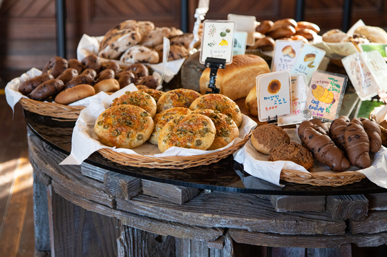 목월빵집은 100% 국산 밀을 고집한다. 쑥부쟁이, 제피 같은 식재료로 만든 이색 빵도 많다.
