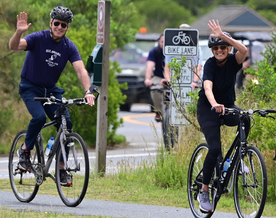 3일(현지시간) 조 바이든 미국 대통령(왼쪽)은 부인 질 바이든 여사의 70번째 생일을 맞아 델라웨어 케이프 헨로펜 주립공원에서 자전거를 탔다. 이날 중국 기업 59곳에 대한 투자와 기술 판매를 금지하는 행정명령이 발표됐다.[AFP=연합뉴스]