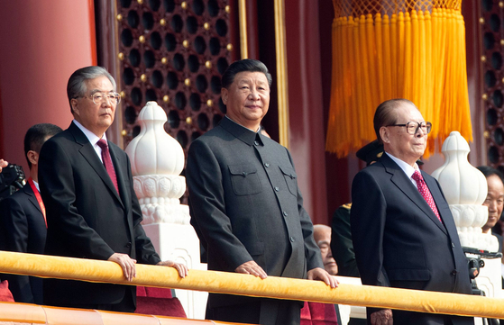 왼쪽부터 후진타오(胡錦濤·79), 시진핑(習近平·68), 장쩌민(江澤民·95) 전·현직 중국 국가주석이 지난 2019년 10월 1일 천안문 망루에서 건국 70주년 기념 군사 퍼레이드를 관람하고 있다. [중앙포토]