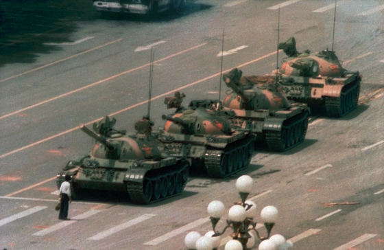1989년 중국에서 벌어진 민주화 운동 ‘6.4 천안문 사태’를 상징하는 사진. MS의 검색엔진 '빙'에서 이 사진의 이미지 검색을 막아 논란이 됐다. [로이터=연합뉴스]