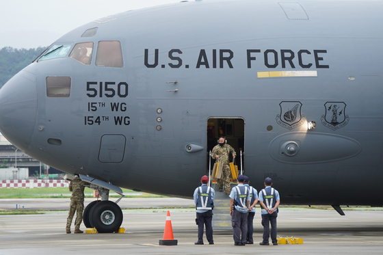 6일 미 공군 C-17 글로브마스터 3 수송기가 미 연방 상원의원 세 명과 대만에 제공하는 코로나19 백신을 싣고 대만 타이베이 쑹산 공항에 착륙했다. 미국대만협회(AIT)는 이들 상원의원의 인도-태평양 지역 방문의 일환이라고 밝혔다. [사진=EPA]
