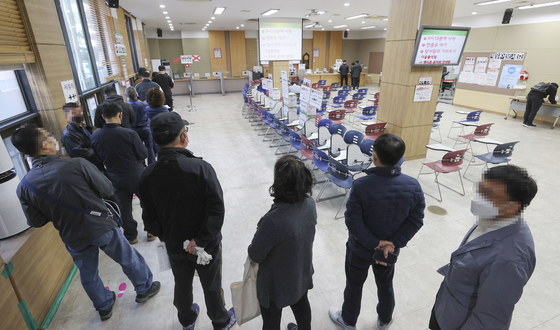 지난 4월 서울의 한 고용센터에서 실업급여 교육 신청을 위해 늘어선 줄. 연합뉴스