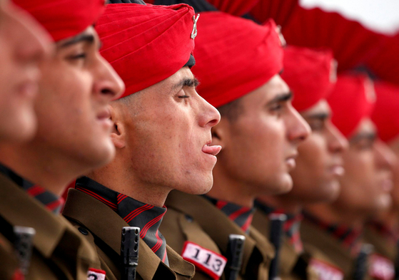 중국과의 국경 분쟁 지역에 군을 파견하는 인도 [로이터=연합뉴스]