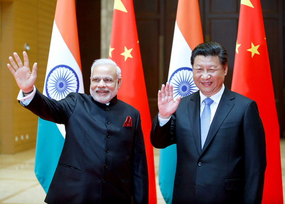 나렌드라 모디 인도 총리(왼쪽)와 시진핑 중국 국가주석 [AP=연합뉴스]
