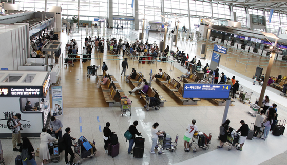 여행객들이 11일 오후 인천국제공항 제1터미널에서 출국하기 위해 줄을 서 있다. 뉴스1