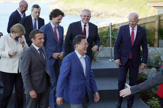 (서울=뉴스1) = G7 정상회의 참석차 영국을 방문중인 문재인 대통령이 12일(현지시간) 영국 콘월 카비스베이 양자회담장 앞에서 참가국 정상들과 기념촬영 후 이동하고 있다. 청와대 제공