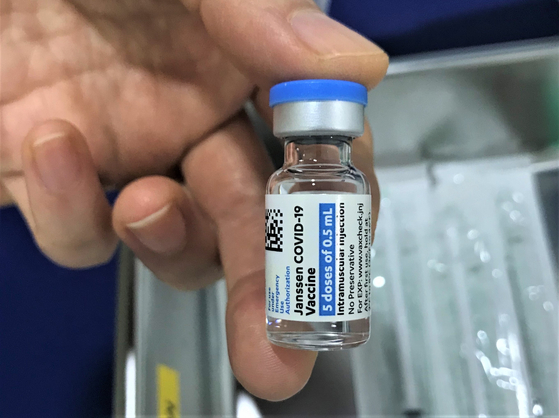 얀센 백신병. 0.5mL 접종을 기준으로, 1병당 5회 분량의 백신이 들어있다. 문희철 기자