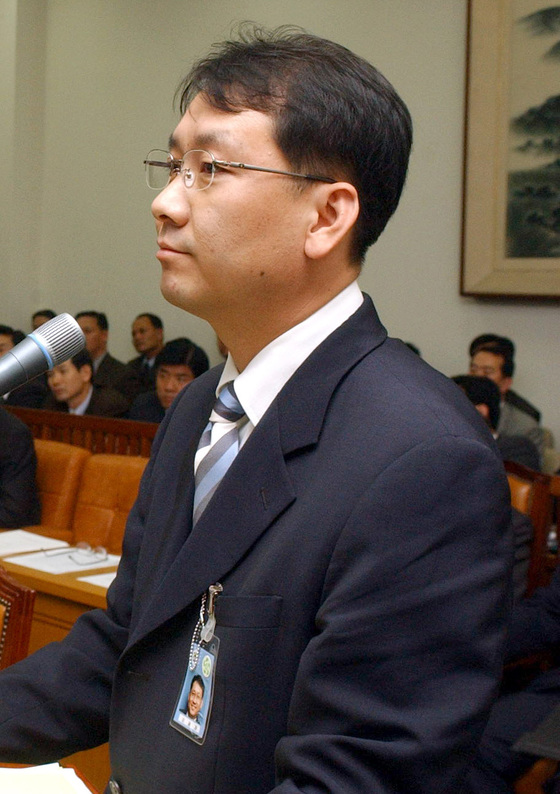2003년 10월 11일 이광재 청와대 국정상황실장이 국회 운영위원회에 출석한 모습. 중앙포토