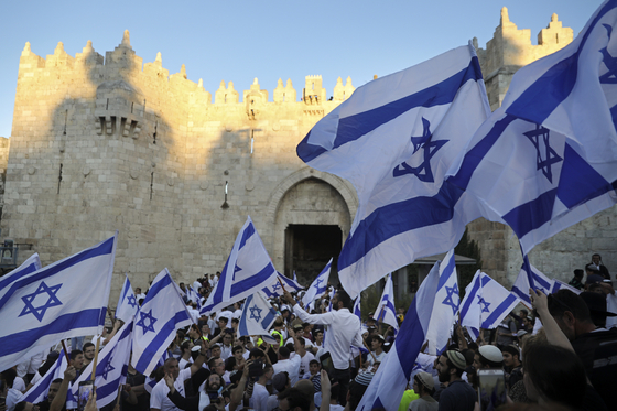 이스라엘 우익 단체가 15일(현지시간) 예루살렘 구시가지를 행진하고 있다. [EPA=연합뉴스]