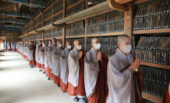 합천 해인사에 모셔진 팔만대장경. 스님들이 대장판전의 법보전 내부를 돌면서 기도하고 있다. 